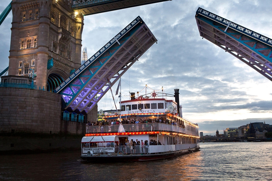 dixiequeentowerbridge World Wings International